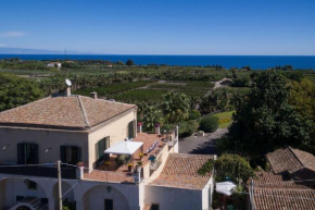 Villa Praiola - Exclusive seafacing mansion with pool and Jacuzzi San Leonardello